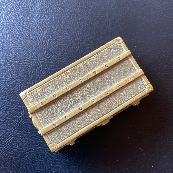 Louis Vuitton trunk paperweight. - Picture 3 of 12